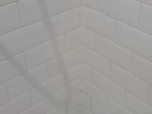 Angle de douche en faïence blanche aux joints nets