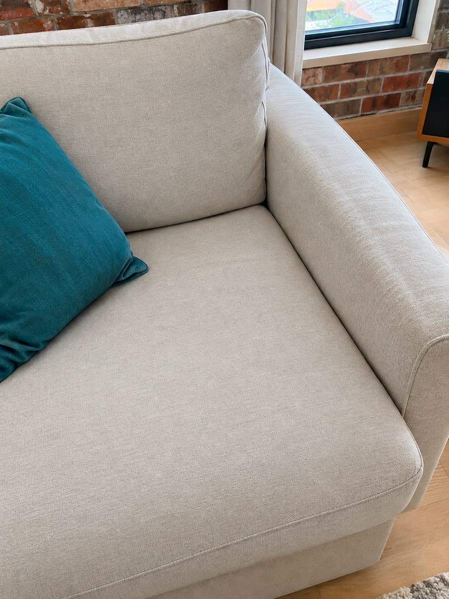 Le même canapé beige, tissu uniforme et propre après l'injection-extraction