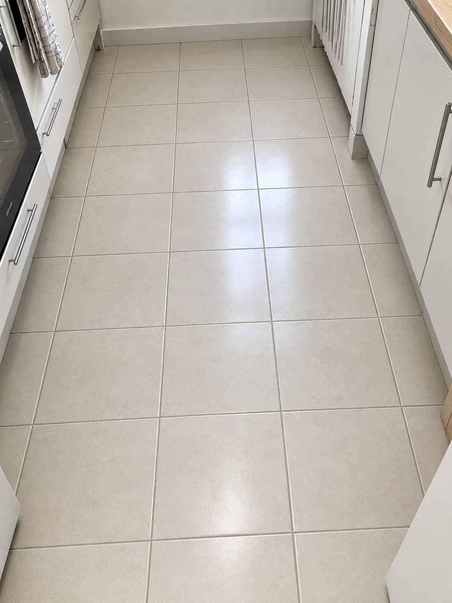 Le même sol de cuisine, carrelage net et brillant, joints redevenus clairs