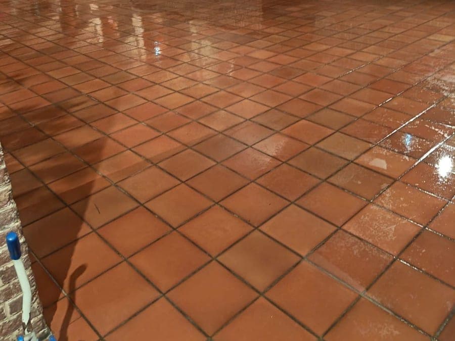Sol de terre cuite fraîchement lavé sous une voûte de briques
