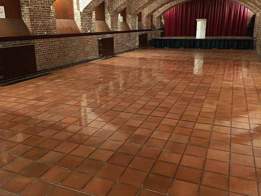 Voûte de briques et sol de terre cuite lavé d'une grande salle